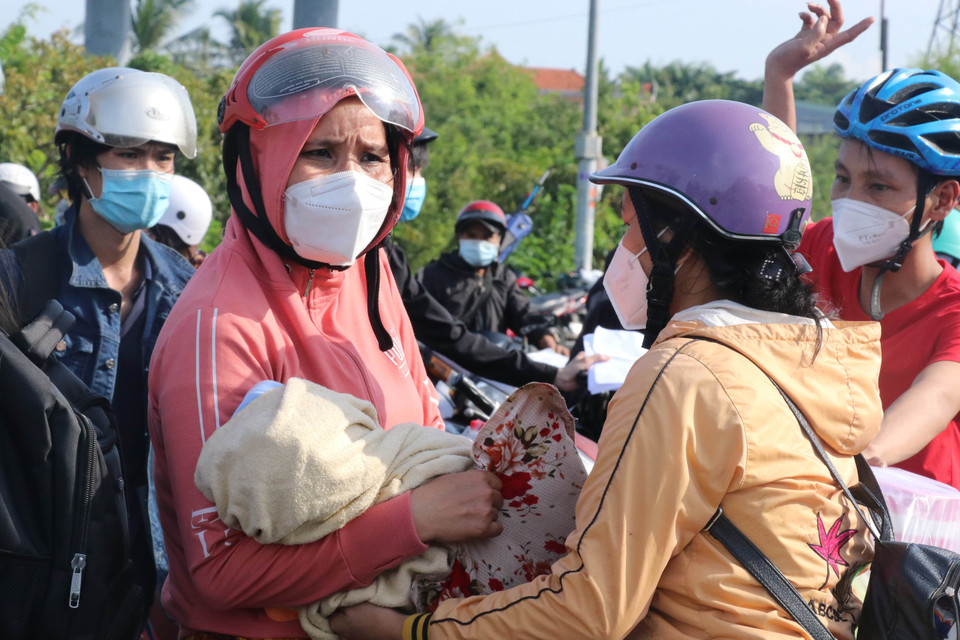 Trong số hàng nghìn người đổ về quê có nhiều trẻ sơ sinh được bố mẹ đưa đi cùng. (Ảnh: Bùi Giang/TTXVN)