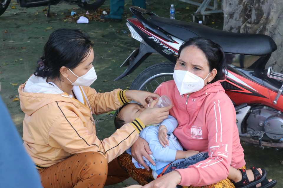 Nhiều người mệt mỏi do cả đêm không ngủ, bị kẹt ở chốt kiểm soát dịch thuộc huyện Bình Chánh, Thành phố Hồ Chí Minh. (Ảnh: Bùi Giang/TTXVN)