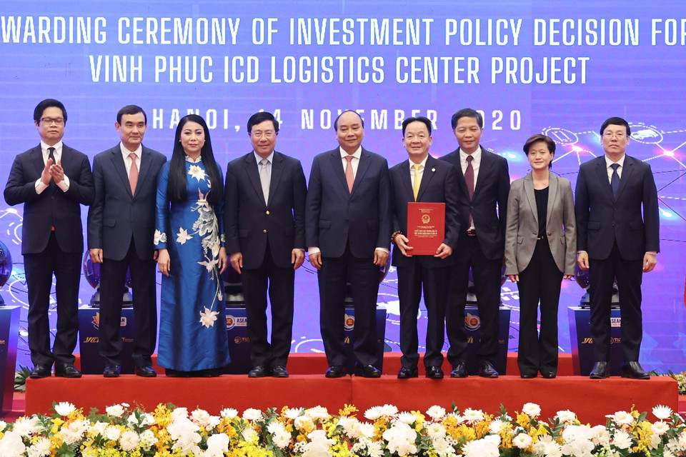 Thủ tướng Nguyễn Xuân Phúc, Chủ tịch ASEAN 2020 và Thủ tướng Singapore Lý Hiển Long cùng các đại biểu chứng kiến Lễ trao Quyết định chủ trương đầu tư dự án Logistics ICD Vĩnh Phúc giữa bà Hoàng Thị Thuý Lan, Bí thư tỉnh ủy Vĩnh Phúc cho ông Đỗ Quang Hiển, Chủ tịch Hội đồng quản trị, kiêm Tổng giám đốc T&amp;T. (Ảnh: Thống Nhất/TTXVN)