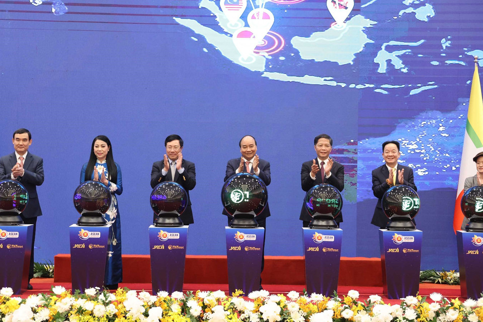 Thủ tướng Nguyễn Xuân Phúc, Chủ tịch ASEAN 2020 và các đại biểu thực hiện nghi thức khởi động Mạng lưới Logistics thông minh ASEAN – ASLN tại điểm cầu Hà Nội. (Ảnh: Thống Nhất/TTXVN)