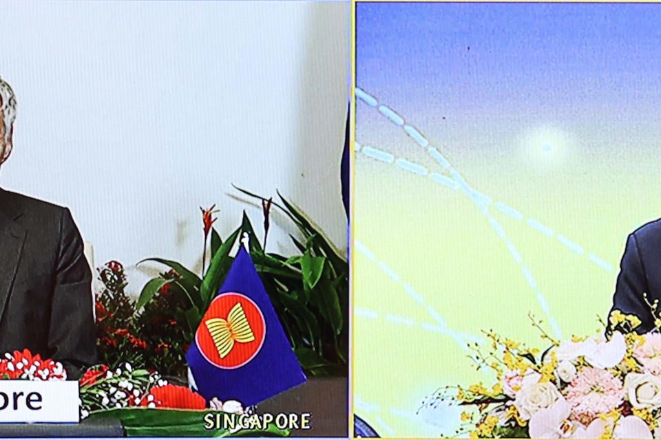 Thủ tướng Nguyễn Xuân Phúc và Thủ tướng Singapore Lý Hiển Long dự Lễ khởi động Mạng lưới Logistics thông minh ASEAN - ASLN theo hình thức trực tuyến. (Ảnh: Thống Nhất/TTXVN)