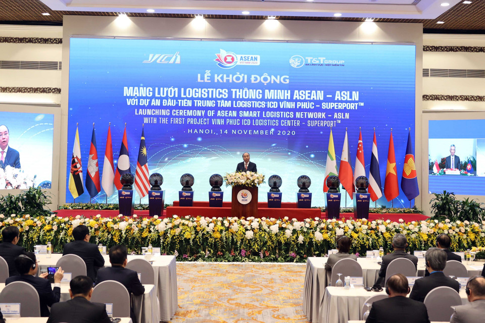Thủ tướng Nguyễn Xuân Phúc, Chủ tịch ASEAN 2020, phát biểu tại Lễ khởi động Mạng lưới Logistics thông minh ASEAN - ASLN tại điểm cầu Hà Nội. (Ảnh: Thống Nhất/TTXVN)