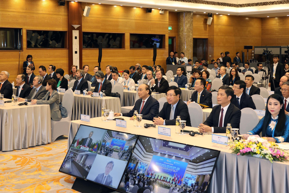 Thủ tướng Nguyễn Xuân Phúc, Chủ tịch ASEAN 2020 và các đại biểu dự Lễ khởi động tại điểm cầu Hà Nội. (Ảnh: Thống Nhất/TTXVN)