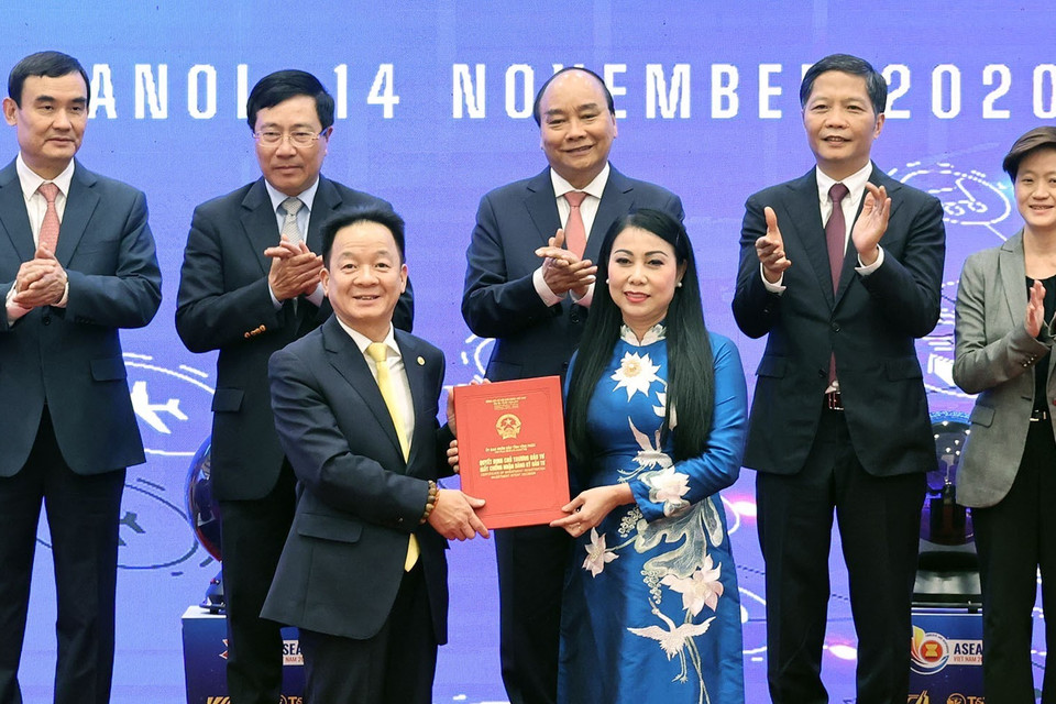 Thủ tướng Nguyễn Xuân Phúc, Chủ tịch ASEAN 2020 và Thủ tướng Singapore Lý Hiển Long cùng các đại biểu chứng kiến Lễ trao Quyết định chủ trương đầu tư dự án Logistics ICD Vĩnh Phúc giữa bà Hoàng Thị Thuý Lan, Bí thư tỉnh ủy Vĩnh Phúc cho ông Đỗ Quang Hiển, Chủ tịch Hội đồng quản trị, kiêm Tổng giám đốc T&amp;T. (Ảnh: Thống Nhất/TTXVN)