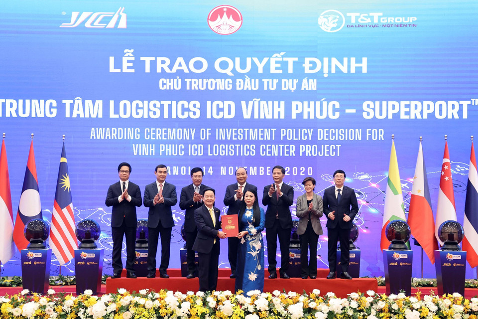 Thủ tướng Nguyễn Xuân Phúc, Chủ tịch ASEAN 2020 và Thủ tướng Singapore Lý Hiển Long cùng các đại biểu chứng kiến Lễ trao Quyết định chủ trương đầu tư dự án Logistics ICD Vĩnh Phúc giữa bà Hoàng Thị Thuý Lan, Bí thư tỉnh ủy Vĩnh Phúc cho ông Đỗ Quang Hiển, Chủ tịch Hội đồng quản trị, kiêm Tổng giám đốc T&amp;T. (Ảnh: Thống Nhất/TTXVN)