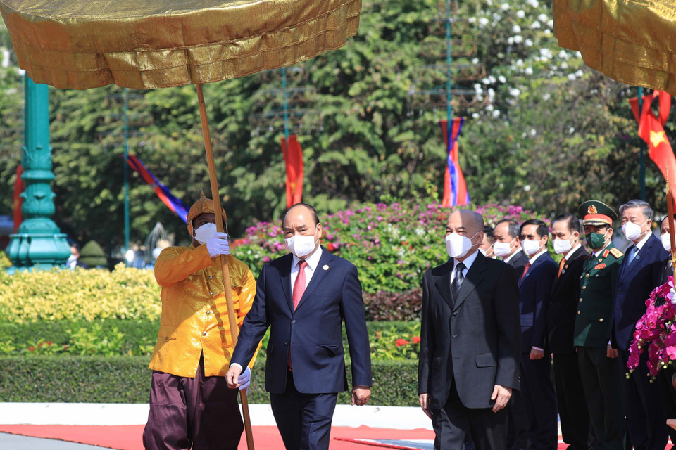 Quốc vương Campuchia Norodom Sihamoni chủ trì Lễ đón Chủ tịch nước Nguyễn Xuân Phúc tại Cung điện Hoàng gia Campuchia. (Ảnh: Thống Nhất/TTXVN)