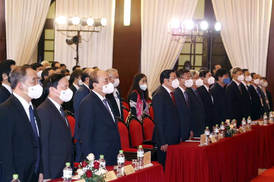 Chủ tịch nước Nguyễn Xuân Phúc và các đại biểu dự Đại hội thực hiện nghi lễ chào cờ. (Ảnh: Thống Nhất/TTXVN)