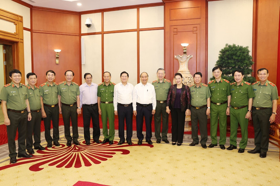 Ông Nguyễn Xuân Phúc, Ủy viên Bộ Chính trị, Thủ tướng Chính phủ; bà Nguyễn Thị Kim Ngân, Ủy viên Bộ Chính trị, Chủ tịch Quốc hội cùng các đại biểu với Thường vụ Đảng ủy Công an Trung ương. (Ảnh: Trí Dũng/TTXVN)