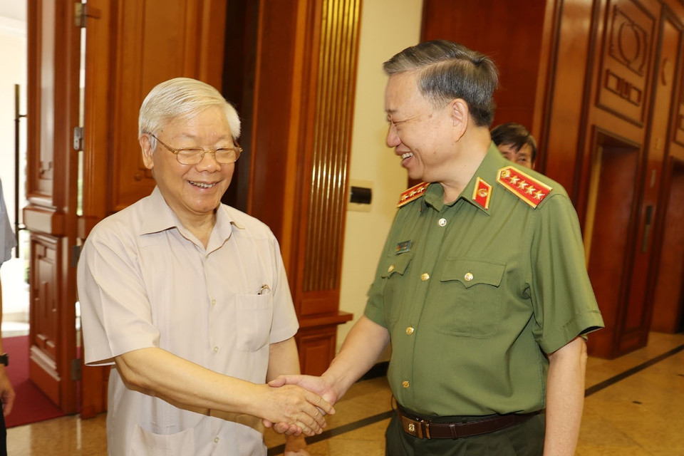 Đại tướng Tô Lâm, Ủy viên Bộ Chính trị, Bí thư Đảng ủy Công an Trung ương, Bộ trưởng Bộ Công an đón Tổng Bí thư, Chủ tịch nước Nguyễn Phú Trọng. (Ảnh: Trí Dũng/TTXVN)