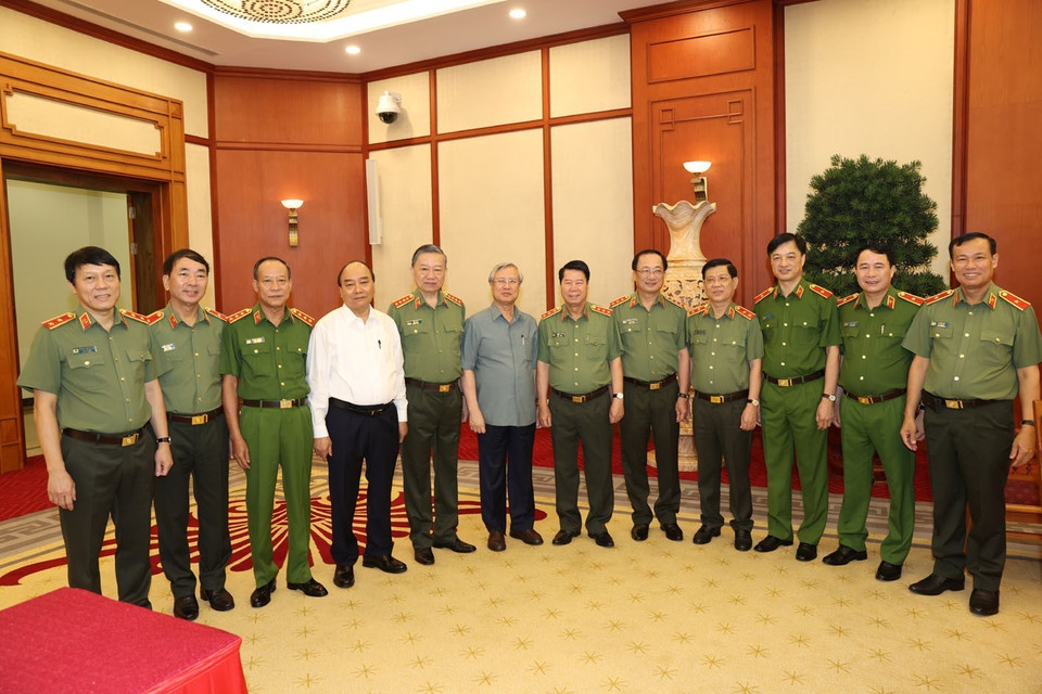 Ông Nguyễn Xuân Phúc, Ủy viên Bộ Chính trị, Thủ tướng Chính phủ; bà Nguyễn Thị Kim Ngân, Ủy viên Bộ Chính trị, Chủ tịch Quốc hội cùng các đại biểu với Thường vụ Đảng ủy Công an Trung ương. (Ảnh: Trí Dũng/TTXVN)