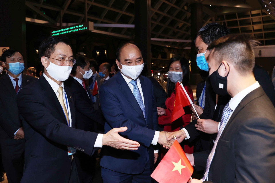 Cán bộ Đại sứ quán tại Hoa Kỳ và Phái đoàn thường trực Việt Nam tại Liên hợp quốc đón Chủ tịch nước Nguyễn Xuân Phúc. (Ảnh: Thống Nhất/TTXVN)