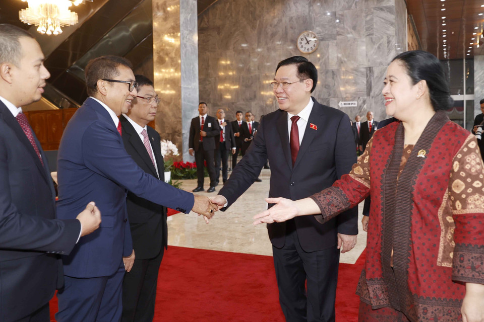 Chủ tịch Quốc hội Vương Đình Huệ và Chủ tịch Hạ viện Indonesia Puan Maharani với đại biểu. (Ảnh: Doãn Tấn/TTXVN)