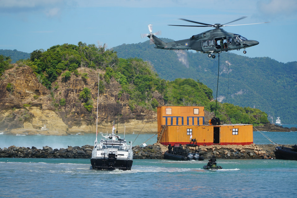 Màn trình diễn kết hợp giữa tàu cảnh sát biển, máy bay trực thăng và tàu hải quân trong hoạt động chống khủng bố. (Ảnh: Hằng Linh/TTXVN)