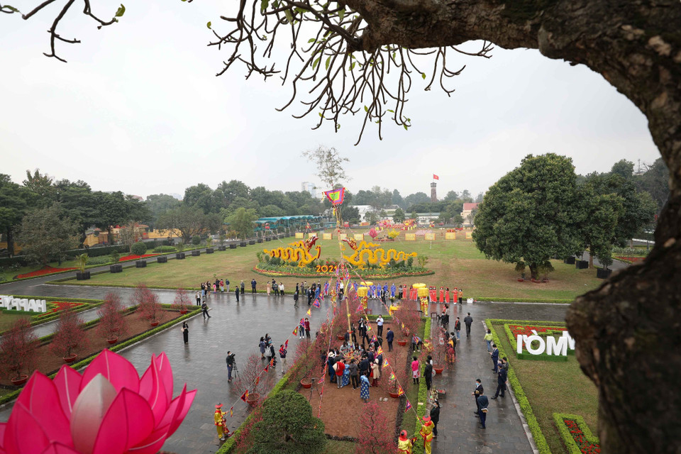 Cây nêu ngày Tết được dựng trong khu di sản thế giới Hoàng Thành Thăng Long. (Ảnh: Thanh Tùng/TTXVN)