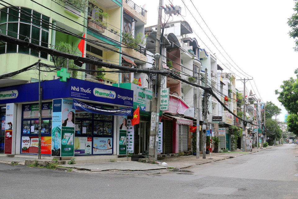 Người dân khu chung cư Phạm Viết Chánh, quận Bình Thạnh treo cờ nhân dịp Quốc khánh 2/9. (Ảnh: Thanh Vũ/TXVN)