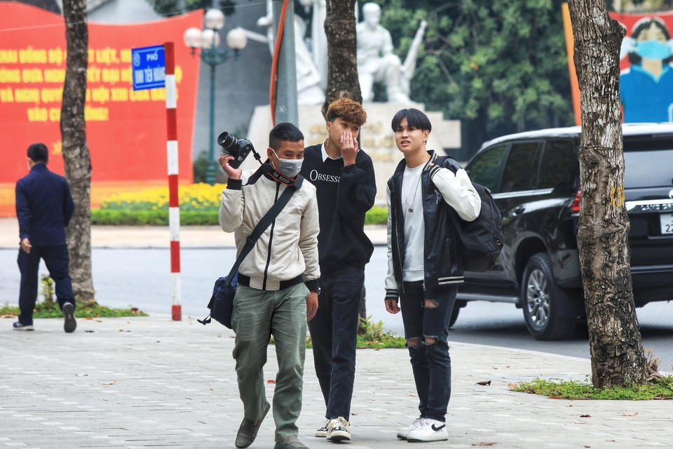 Nhiều người dân còn chủ quan không đeo khẩu trang đảm bảo công tác phòng, chống dịch (ảnh chụp tại đường Đinh Tiên Hoàng, quận Hoàn Kiếm). (Ảnh: Tuấn Anh/TTXVN)