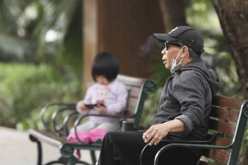 Một bộ phận người dân thủ đô đang có biểu hiện chủ quan, lơ là trong phòng, chống dịch, xem nhẹ việc tuân thủ 5K của Bộ Y tế: không đeo khẩu trang hoặc đeo khẩu trang không đúng quy cách, vẫn tụ tập đông người nơi công cộng. (Ảnh: Minh Quyết/TTXVN)