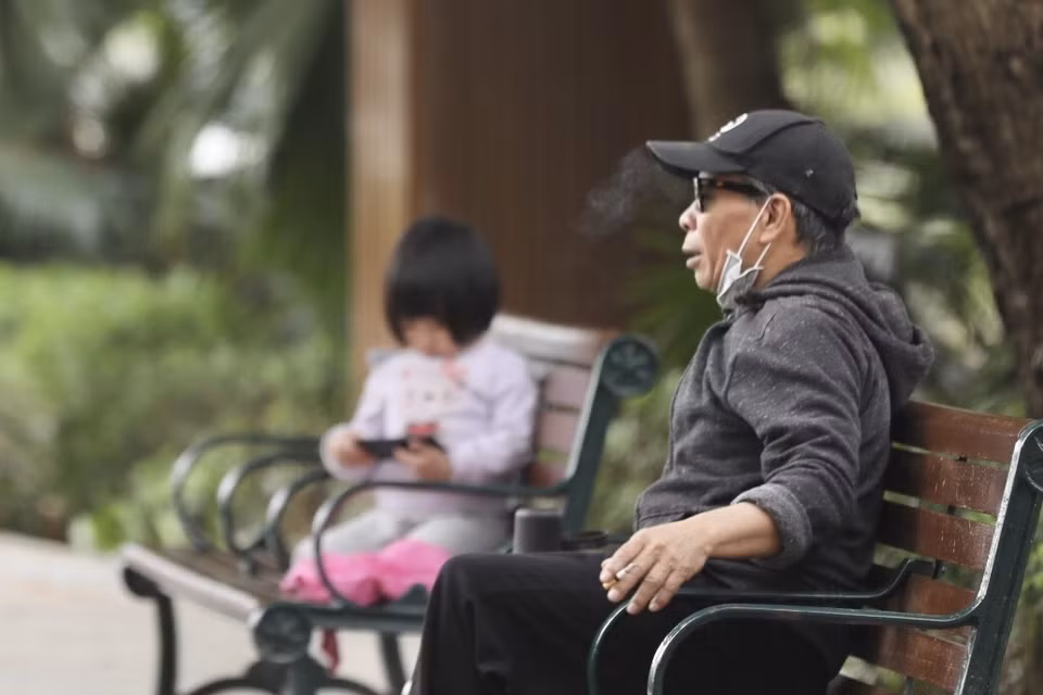 Một bộ phận người dân thủ đô đang có biểu hiện chủ quan, lơ là trong phòng, chống dịch, xem nhẹ việc tuân thủ 5K của Bộ Y tế: không đeo khẩu trang hoặc đeo khẩu trang không đúng quy cách, vẫn tụ tập đông người nơi công cộng. (Ảnh: Minh Quyết/TTXVN)
