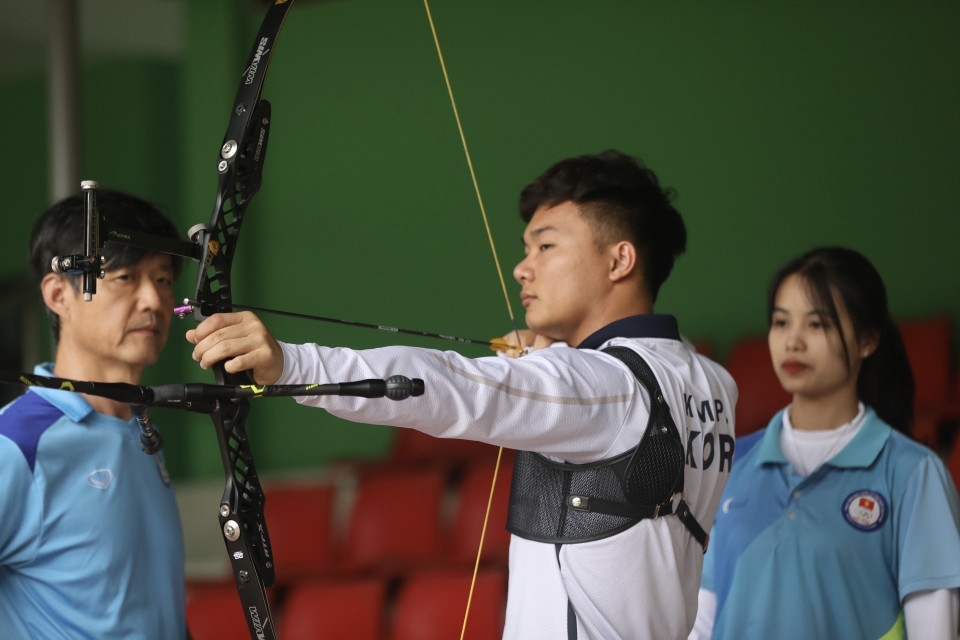 Các cung thủ làm quen thiết bị mới, hiện đại với sự giám sát, hỗ trợ của đội ngũ chuyên gia. (Ảnh: Minh Quyết/TTXVN)
