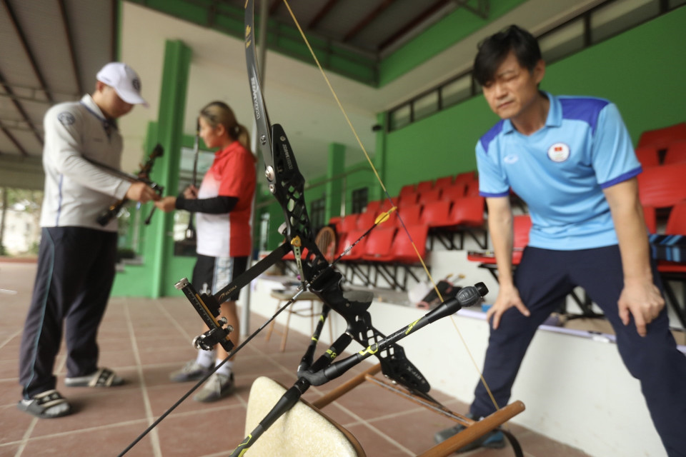 Các chuyên gia hỗ trợ kỹ thuật nhằm đảm bảo điều kiện thi đấu tốt nhất cho vận động viên. (Ảnh: Minh Quyết/TTXVN)