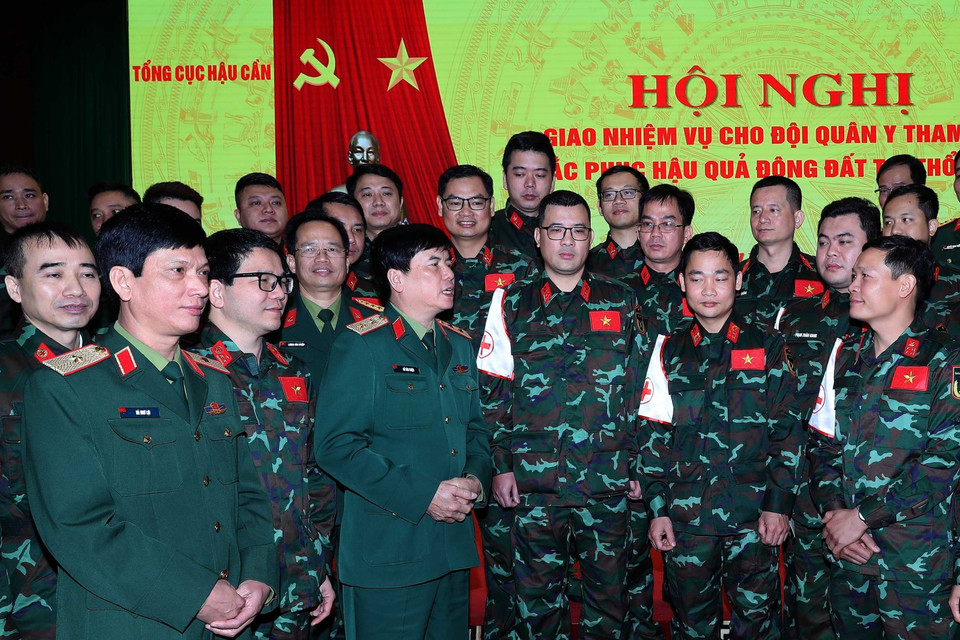 Lãnh đạo Tổng cục Hậu cần, các bệnh viện quân y và đơn vị trực thuộc Bộ Quốc phòng động viên cán bộ, chiến sỹ trước khi lên đường. (Ảnh: Trọng Đức/TTXVN)