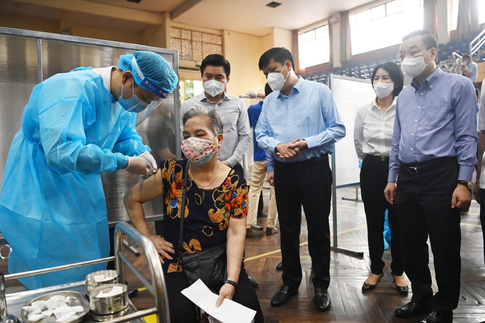 Bộ trưởng Bộ Y tế Nguyễn Thanh Long và Chủ tịch Ủy ban Nhân dân thành phố Hà Nội Chu Ngọc Anh kiểm tra việc tiêm vaccine phòng COVID-19 cho người dân. (Ảnh: Lâm Khánh/TTXVN)