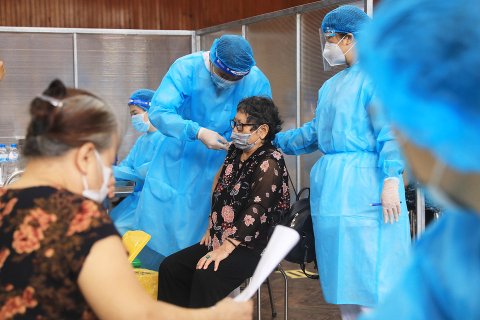 Người già, người có bệnh nền được chăm sóc, tư vấn trước khi tiêm vaccine phòng COVID-19. (Ảnh: Lâm Khánh/TTXVN)