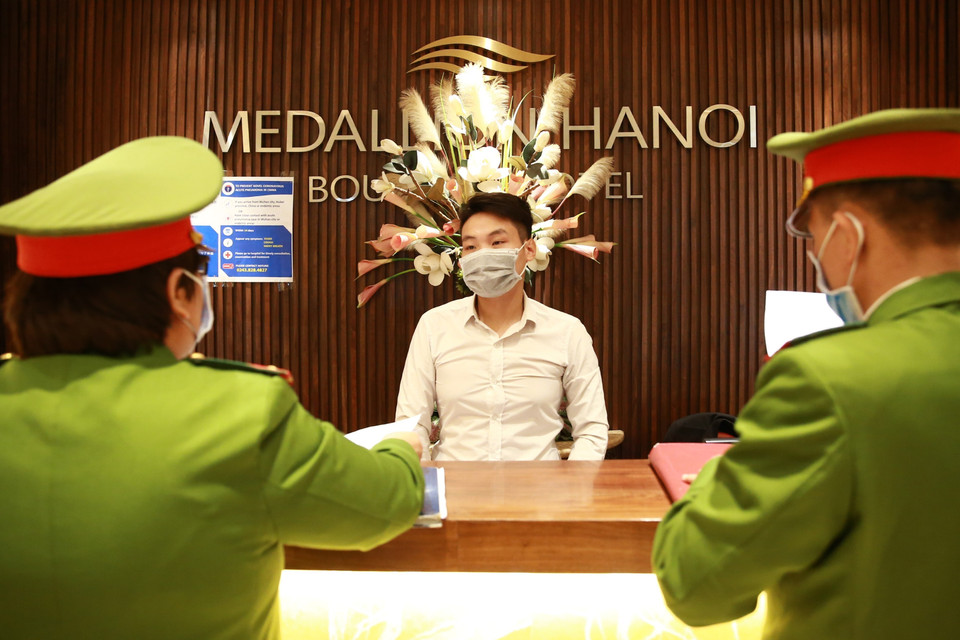 Lực lượng Công an quận Hoàn Kiếm kiểm tra công tác, phòng dịch COVID-19 tại các quán bar, karaoke. (Ảnh: Doãn Tấn/TTXVN)