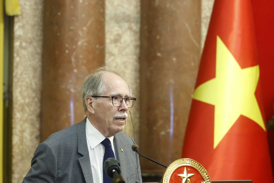 Giáo sư Geradus ‘t Hooft, chủ nhân giải Nobel Vật lý năm 1999, phát biểu tại cuộc gặp. (Ảnh: Thống Nhất/TTXVN)