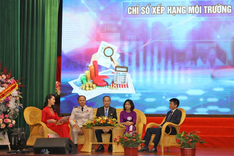 Giao lưu với đại diện tập thể, cá nhân điển hình tiên tiến ngành Tài chính. (Ảnh: Phạm Hậu/TTXVN)