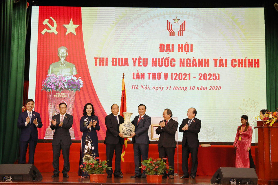 Thủ tướng Nguyễn Xuân Phúc tặng quà cho Bộ Tài chính. (Ảnh: Phạm Hậu/TTXVN)