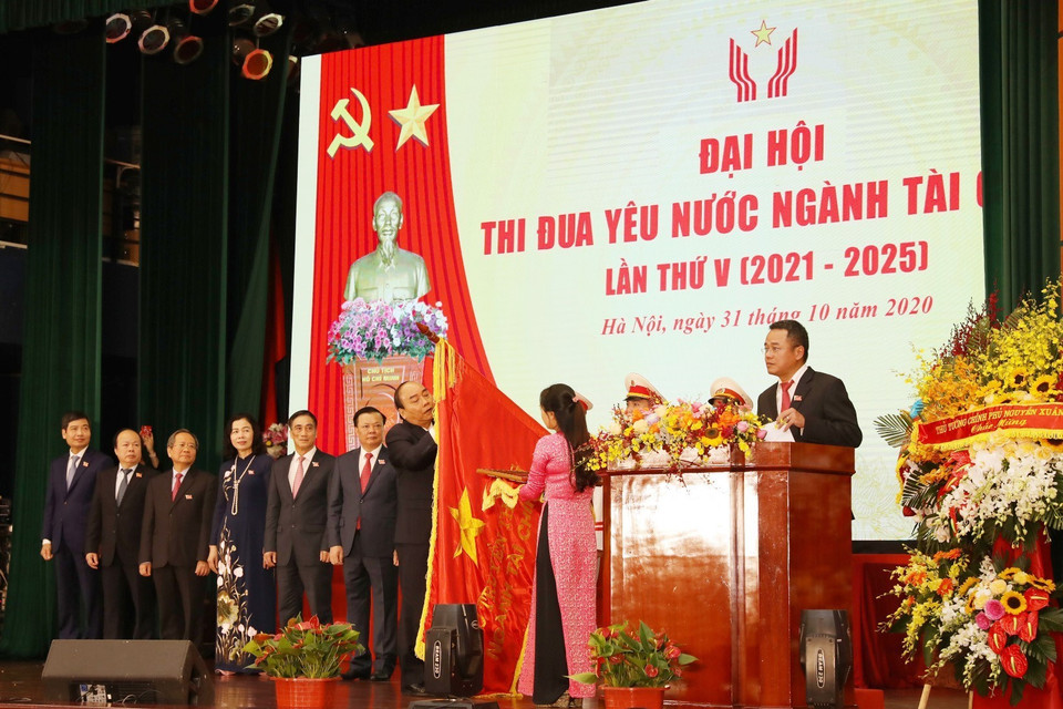 Thủ tướng Nguyễn Xuân Phúc trao Huân chương Độc lập hạng Nhất của Chủ tịch nước tặng Bộ Tài chính. (Ảnh: Phạm Hậu/TTXVN)