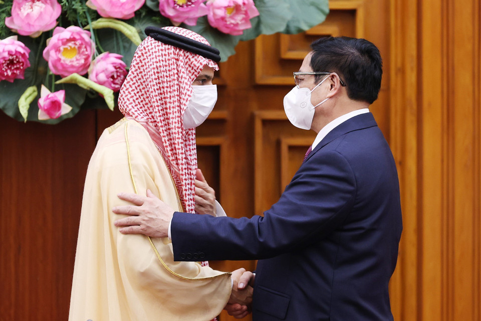 Thủ tướng Phạm Minh Chính tiếp Bộ trưởng Ngoại giao Saudi Arabia Faisal Bin Farhan Al Saud. (Ảnh: Dương Giang/TTXVN)