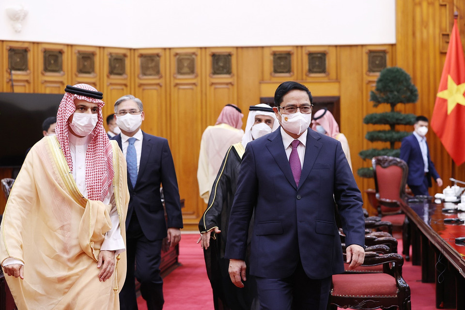 Thủ tướng Phạm Minh Chính tiếp Bộ trưởng Ngoại giao Saudi Arabia Faisal Bin Farhan Al Saud. (Ảnh: Dương Giang/TTXVN)