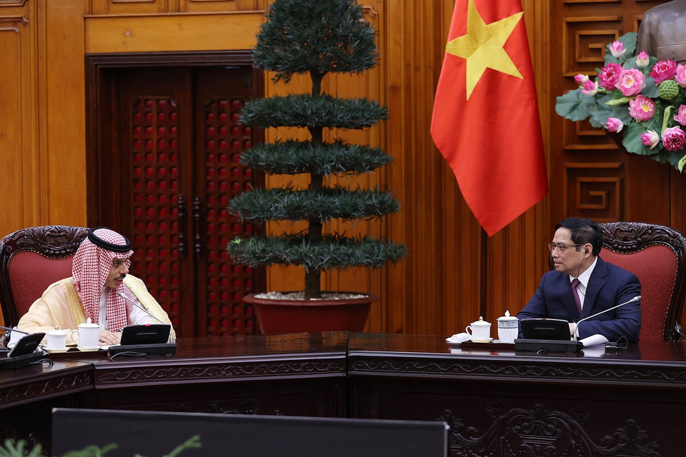 Thủ tướng Phạm Minh Chính tiếp Bộ trưởng Ngoại giao Saudi Arabia Faisal Bin Farhan Al Saud. (Ảnh: Dương Giang/TTXVN)