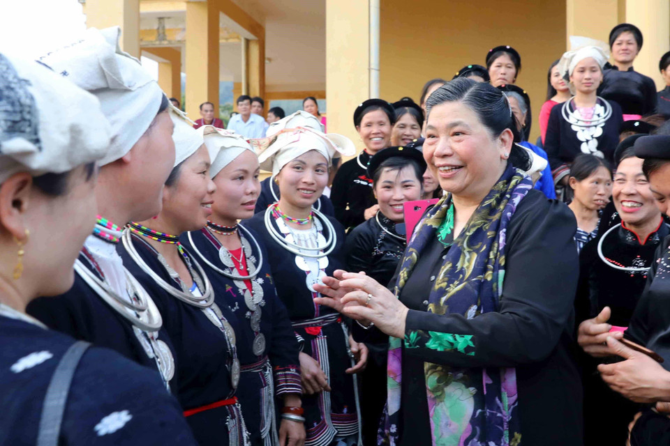 Ngày càng có nhiều phụ nữ trở thành chính trị gia, nhà khoa học nổi tiếng, nhà quản lý năng động; những lĩnh vực mà trước đây chỉ dành cho nam giới. Trong ảnh: Phó Chủ tịch Thường trực Quốc hội Tòng Thị Phóng thăm, tặng quà gia đình chính sách xã Kim Bình, huyện Chiêm Hóa, tỉnh Tuyên Quang. (Ảnh: Phương Hoa/TTXVN)