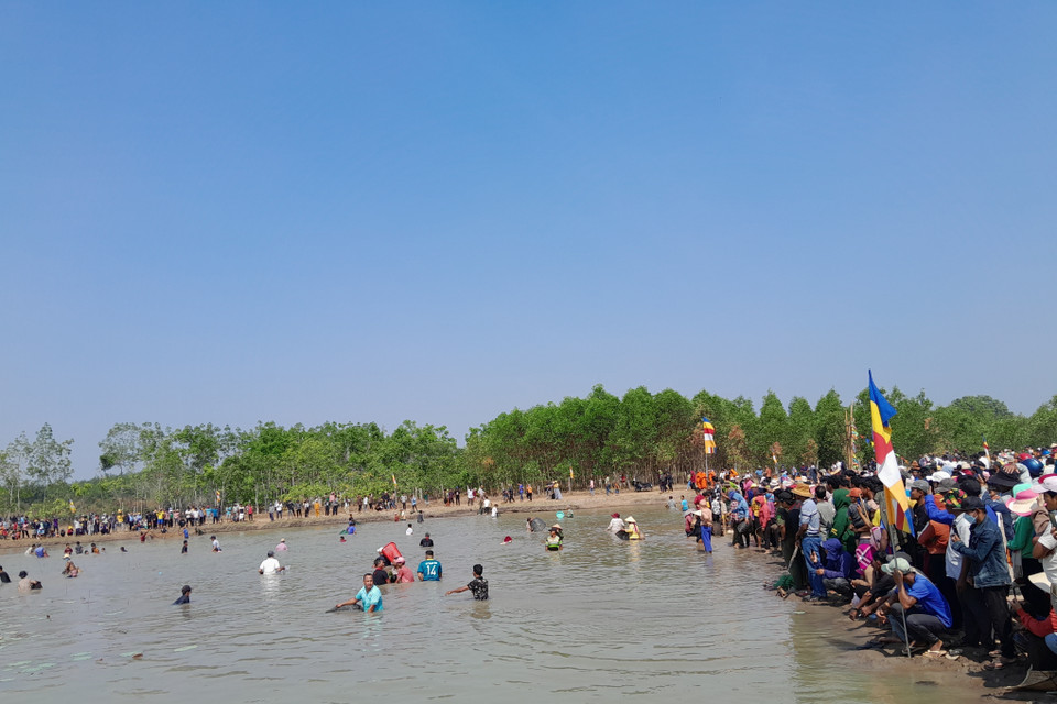 Trong ngày diễn ra lễ hội thu hút đông đảo người dân trong khu vực tham gia. (Ảnh: K GỬIH/TTXVN)