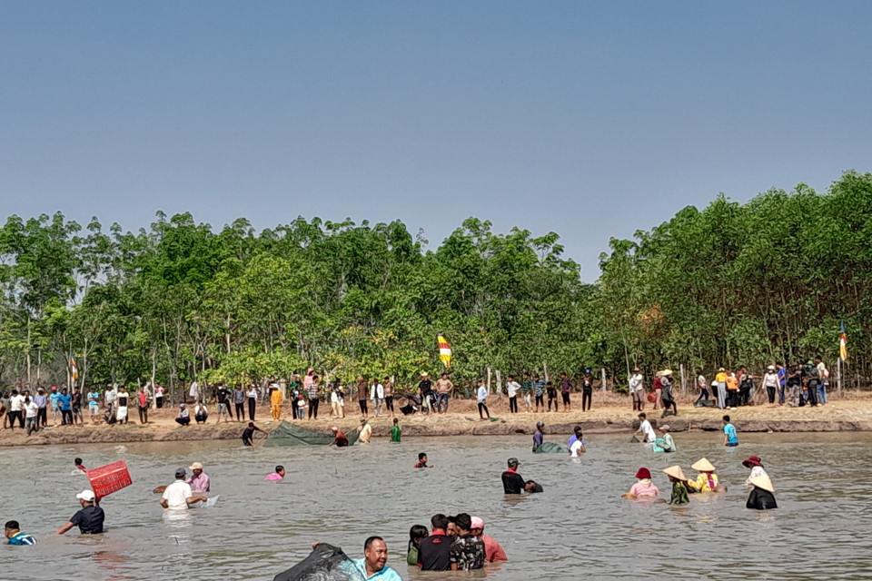 Quang cảnh lễ Phá Bàu. (Ảnh: K GỬIH/TTXVN)