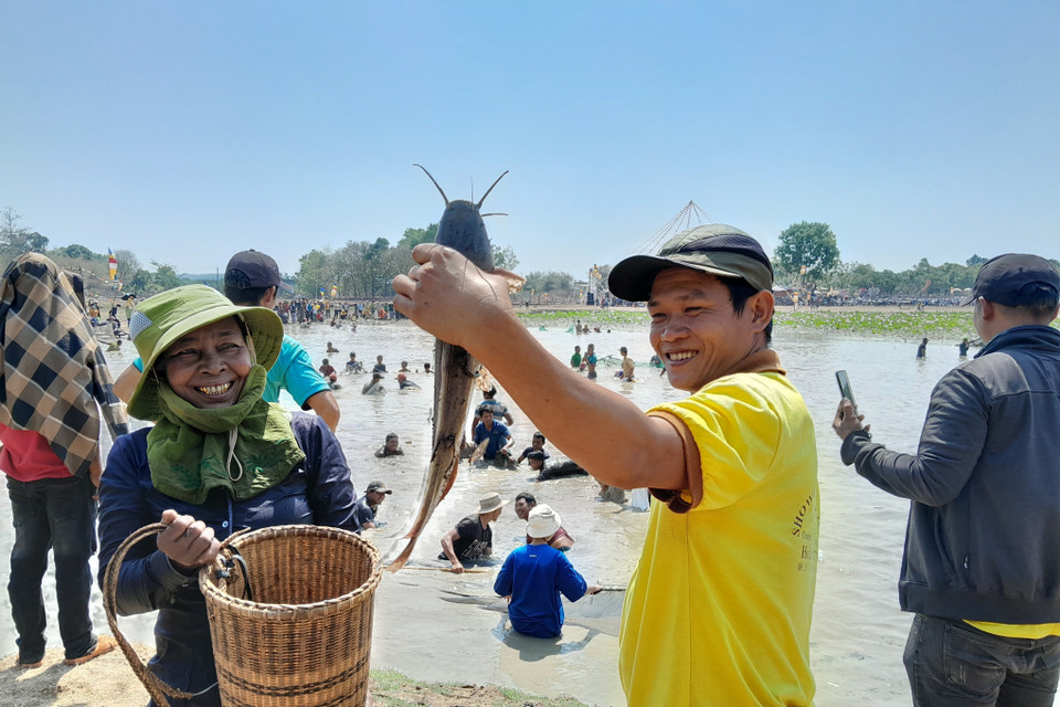 Quang cảnh lễ Phá Bàu. (Ảnh: K GỬIH/TTXVN)