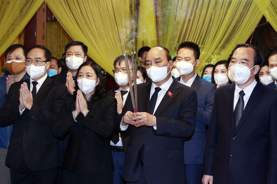 Chủ tịch nước Nguyễn Xuân Phúc viếng Đại lão Hòa thượng Thích Phổ Tuệ. (Ảnh: Thống Nhất/TTXVN)