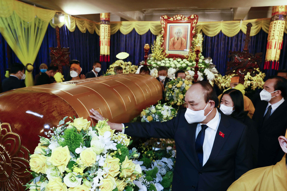 Chủ tịch nước Nguyễn Xuân Phúc viếng Đại lão Hòa thượng Thích Phổ Tuệ. (Ảnh: Thống Nhất/TTXVN)