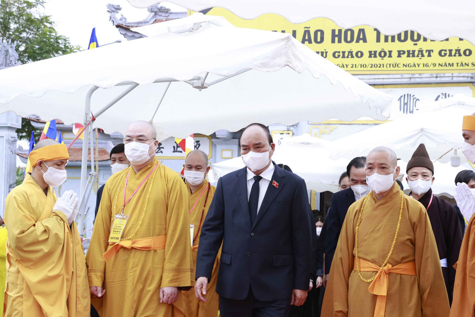 Chủ tịch nước Nguyễn Xuân Phúc đến viếng Đại lão Hòa thượng Thích Phổ Tuệ. (Ảnh: Thống Nhất/TTXVN)