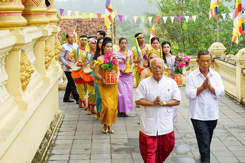 Nghi thức rước thần Kapila quanh chính điện 3 vòng để làm lễ mừng năm mới. (Ảnh: Tuấn Đức/TTXVN)