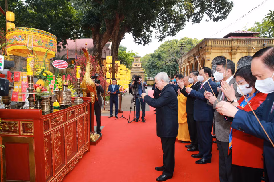 Tổng Bí thư, Chủ tịch nước Nguyễn Phú Trọng dâng hương tại Điện Kính Thiên - Khu Di tích Hoàng thành Thăng Long. (Ảnh: Phương Hoa/TTXVN)