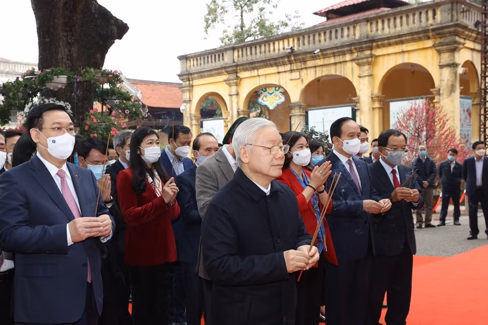 Tổng Bí thư, Chủ tịch nước Nguyễn Phú Trọng dâng hương tưởng niệm các bậc tiền nhân tại Điện Kính Thiên - Khu Di tích Hoàng thành Thăng Long. (Ảnh: Trí Dũng/TTXVN)