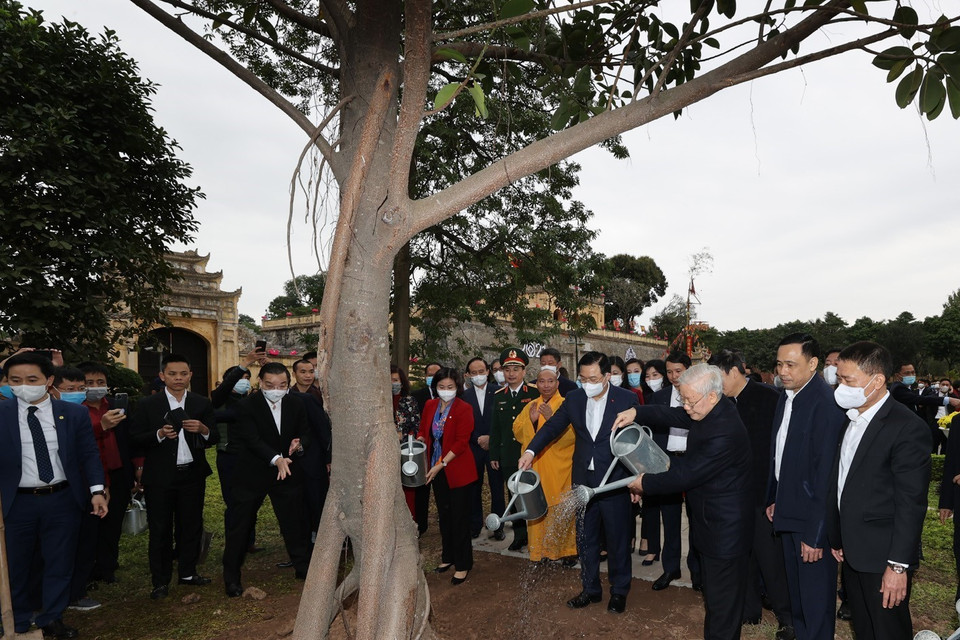 Tổng Bí thư, Chủ tịch nước Nguyễn Phú Trọng trồng cây lưu niệm tại Khu Di tích Hoàng thành Thăng Long. (Ảnh : Trí Dũng/TTXVN)