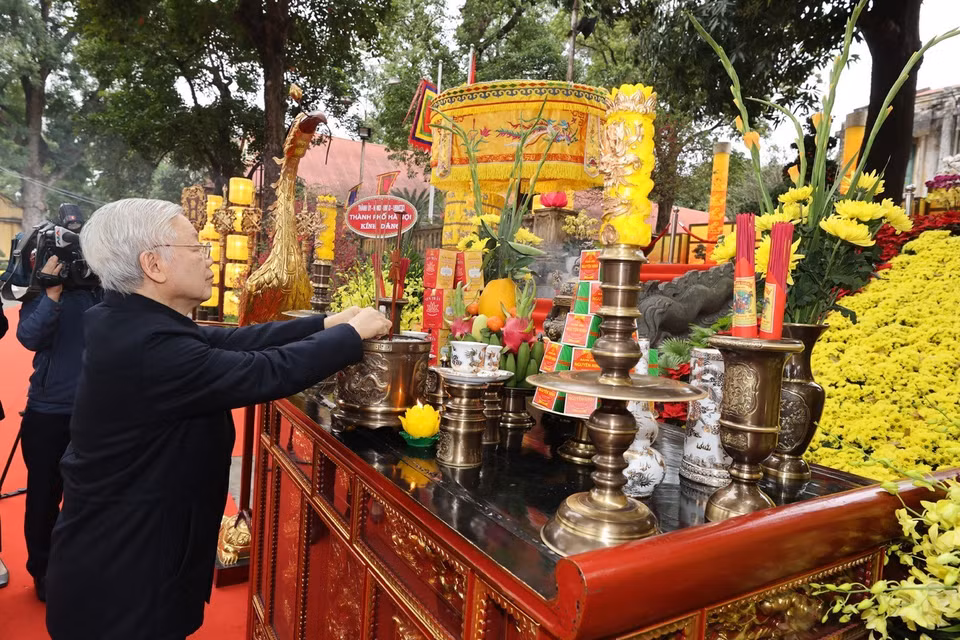 Tổng Bí thư, Chủ tịch nước Nguyễn Phú Trọng dâng hương tưởng niệm các bậc tiền nhân tại Điện Kính Thiên - Khu Di tích Hoàng thành Thăng Long. (Ảnh: Trí Dũng/TTXVN)