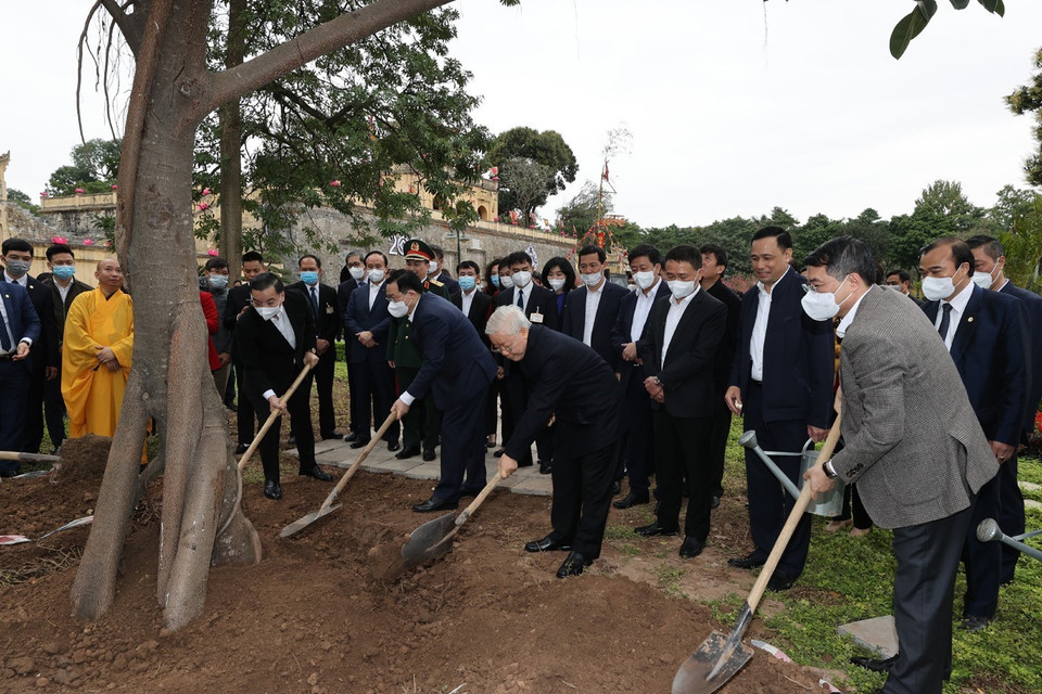 Tổng Bí thư, Chủ tịch nước Nguyễn Phú Trọng trồng cây lưu niệm tại Khu Di tích Hoàng thành Thăng Long. (Ảnh : Trí Dũng/TTXVN)