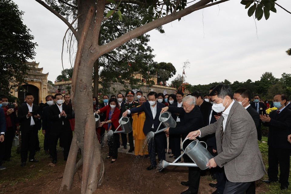 Tổng Bí thư, Chủ tịch nước Nguyễn Phú Trọng trồng cây lưu niệm tại Khu Di tích Hoàng thành Thăng Long. (Ảnh : Trí Dũng/TTXVN)