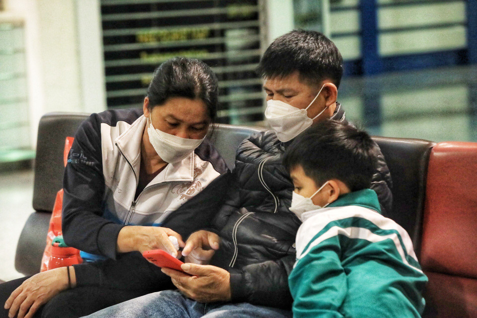 Rất đông người ngồi chờ đón người thân từ sáng sớm tại sân bay Quốc tế Nội Bài. (Ảnh: Tuấn Anh/TTXVN)